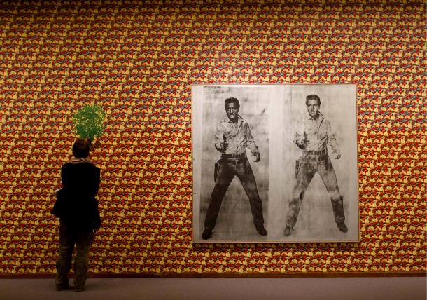 Braver Schüler- Thomas Bayrle nahm für seine „Kartoffelsortierer“-Tapete von 1966 Warhols serielles Echo der „Double Elvis“ aus dem Jahr 1963 auf